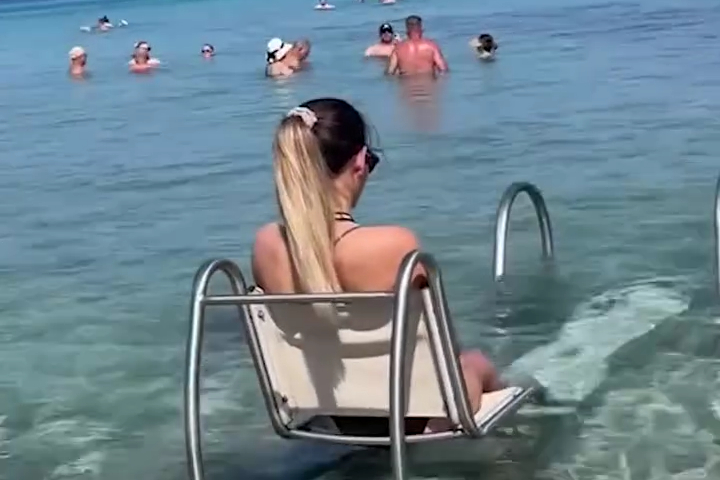 Ghế Đường Ray Trợ Năng Ở Bãi Biển