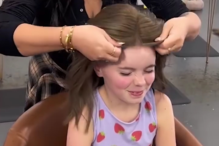 Cô Bé Cứ Mãi Mỉm Cười Với Bộ Tóc Giả Mới Của Mình