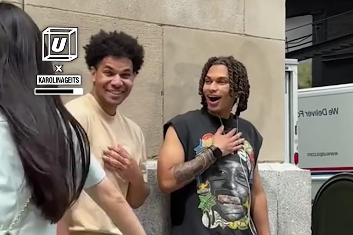 Làm Mấy Anh Trai Lạ Bất Ngờ Với Lời Khen