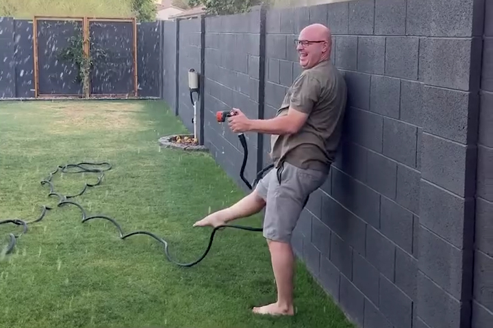 Đại Chiến Nước Với Lũ Cháu Hàng Xóm