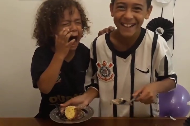 Phản Ứng Vỡ Oà Của Cậu Em Trước Cử Chỉ Của Anh Trai