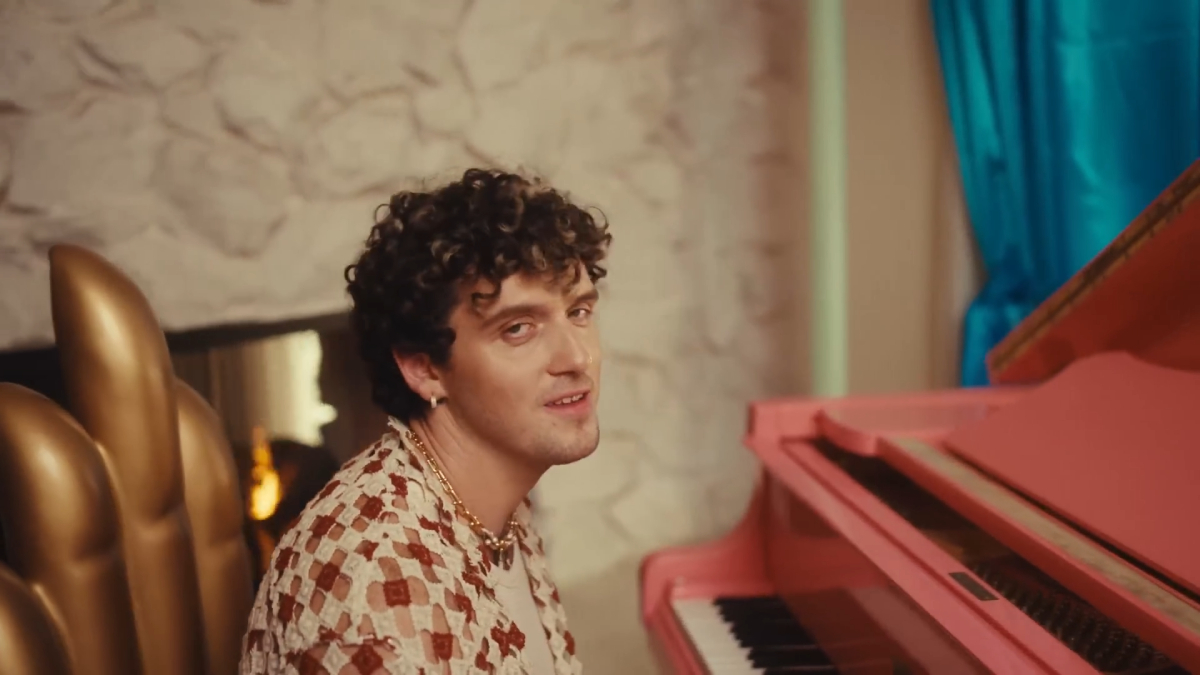 Lời dịch Crush - Bella Poarch & Lauv - ảnh 2