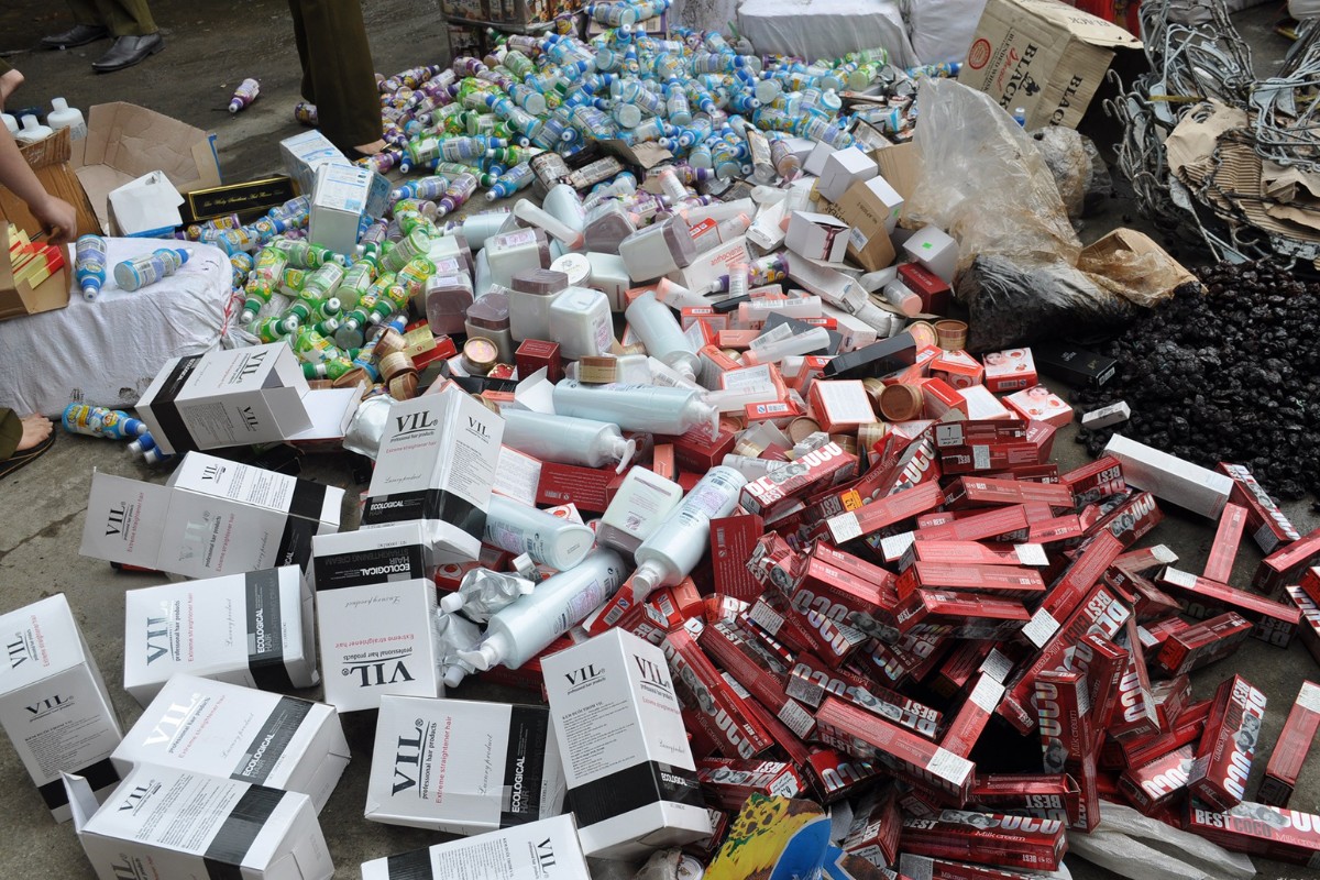 "Hàng giả, hàng nhái" Tiếng Anh là gì?