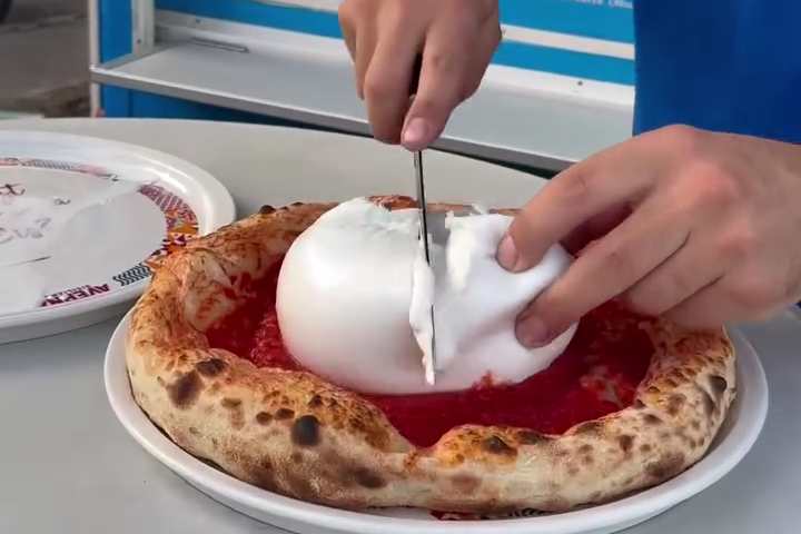 Miếng Phô Mai Mozzarella Siêu To Khổng Lồ