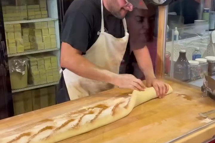 Dây Chuyền Sản Xuất Bánh Cuộn Quế “Một Thành Viên"