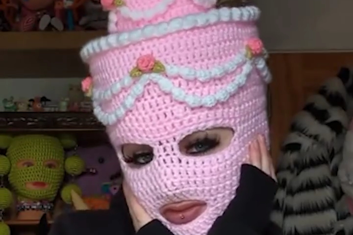 Những Chiếc Mặt Nạ Móc Len