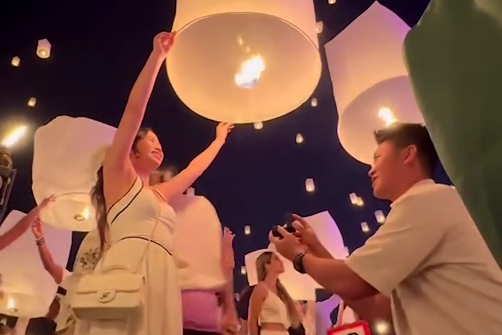 Màn Cầu Hôn Hoành Tráng Dưới Đèn Trời