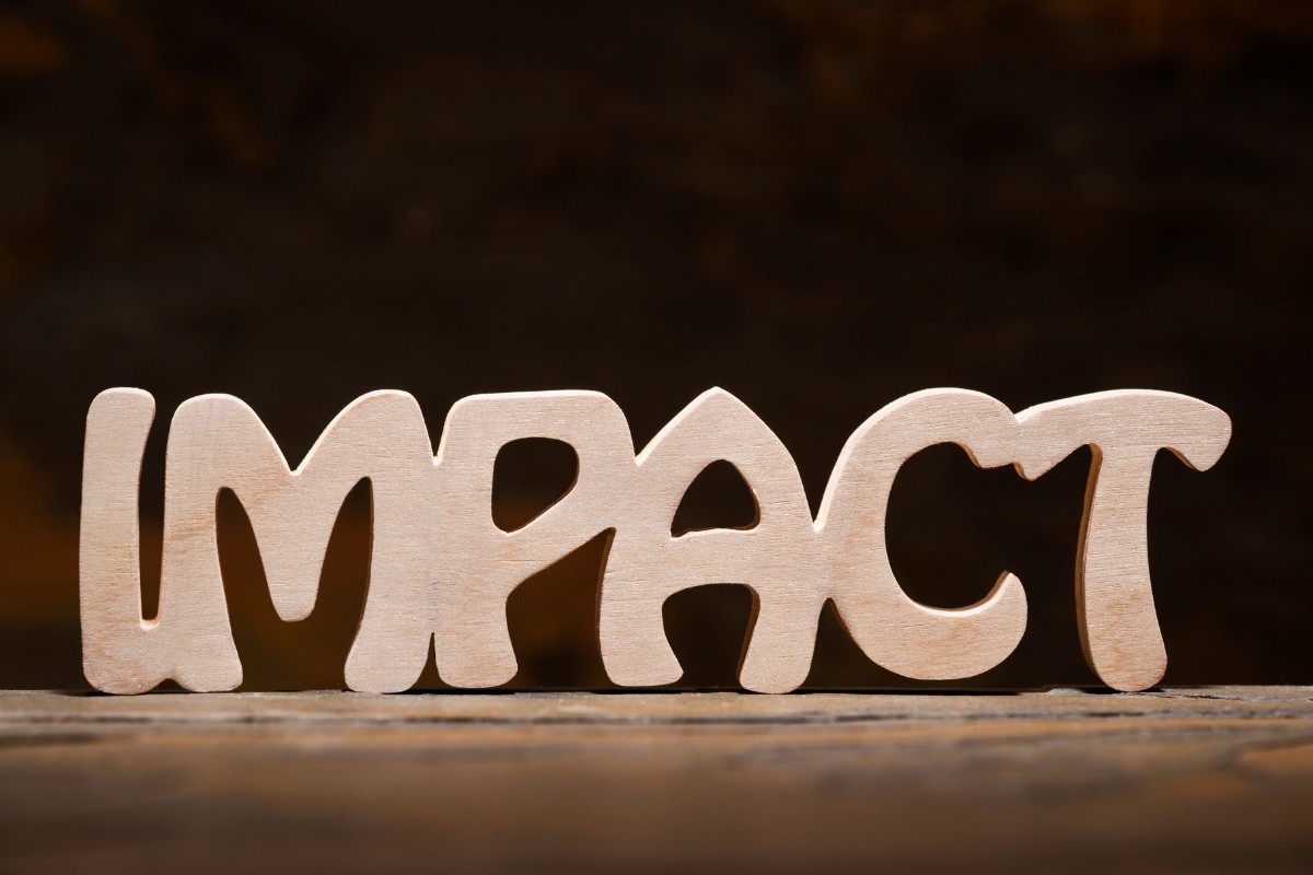 Impact đi với giới từ gì?