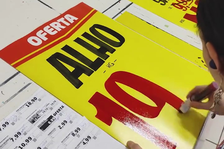 Người Phụ Nữ Có Tài Viết Bảng Hiệu Hút Mắt Nhất