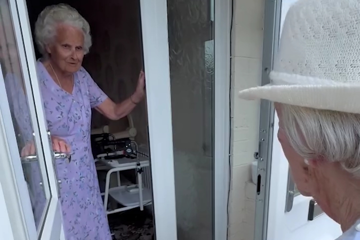 Cụ Bà 93 Tuổi Gây Bất Ngờ Cho Người Bạn Thân