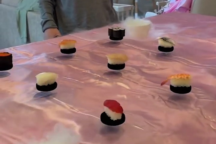 Buổi Hẹn Hò Có Sushi Bay Lơ Lửng