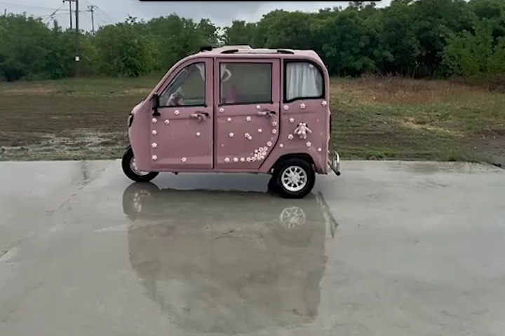 Bên Trong Ngôi Nhà Tí Hon Ba Bánh Đầy Đủ Tiện Nghi