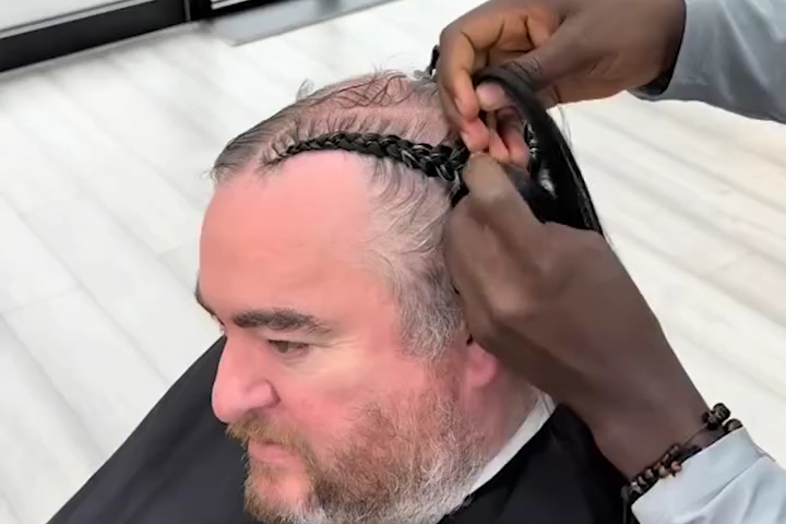 Vị Khách Yêu Cầu Cắt Tóc Giống Drake