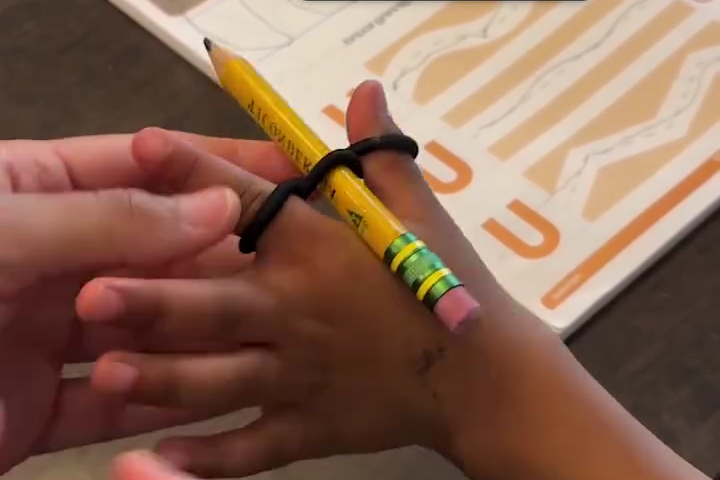 Mẹo Dạy Trẻ Nhỏ Cách Cầm Bút