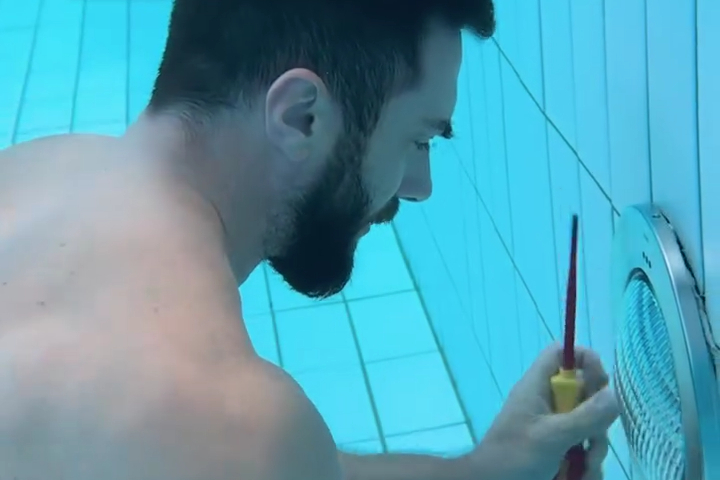 Ca Làm Dưới Bể Bơi Của Một Thợ Điện