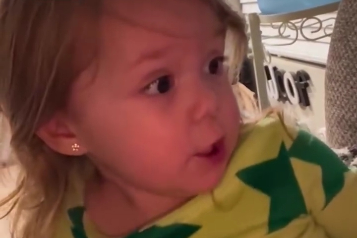 Em Bé Cứ Tưởng Nói Bậy Là Bình Thường