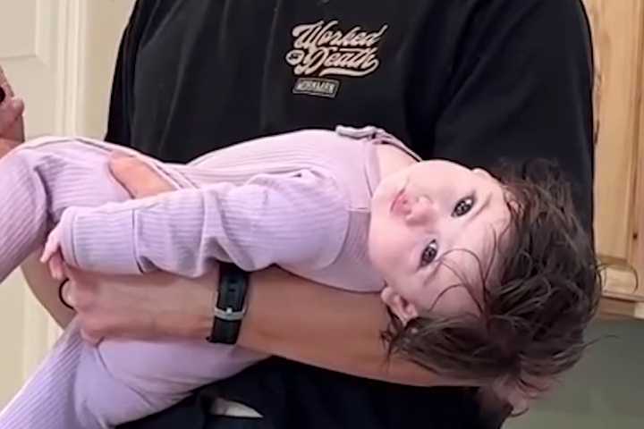 Khi Giao Con Cho Bố Bé Bế