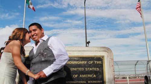 Chú rể người Mỹ, cô đâu người Mexican kết hôn trên cầu biên giới - American groom, Mexican bride marry on border bridge
