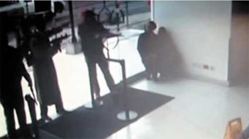 Những người đàn ông đeo mặt nạ vào bệnh viên cướp tù nhân - Masked men in a hospital
