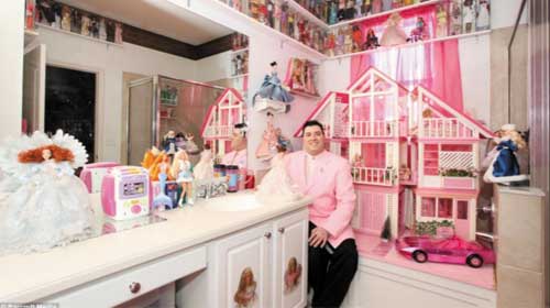 Người đàn ông có nhiều Barbies nhất - Man has many Barbies
