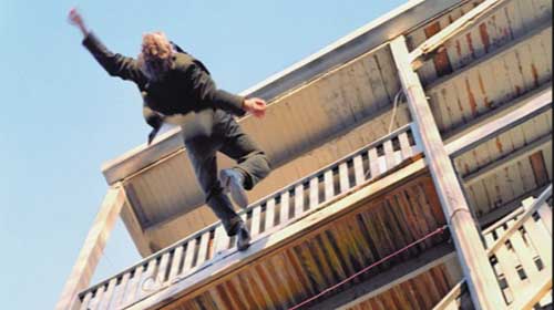 Hai người rơi từ ban công - Two people fall from a balcony
