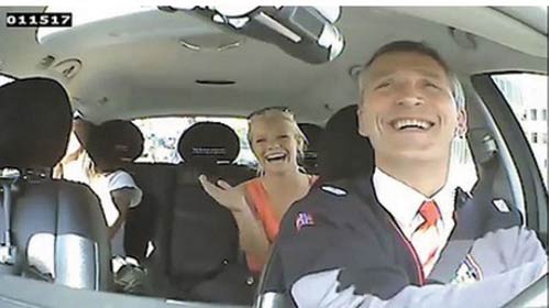 Thủ tướng Na Uy Jens Stoltenberg làm tài xế taxi để thu hút cử tri - Norway's PM Jens Stoltenberg turns taxi driver to woo voters
