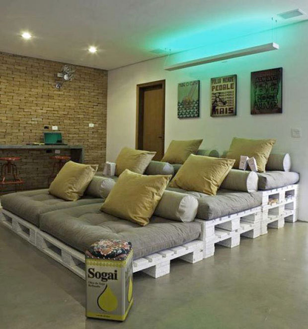 Rạp chiếu phim Mini trong nhà bằng pallet gỗ