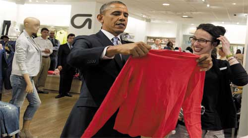 Tổng thống Obama mua chiếc áo Gap tặng vợ con - Obama goes shopping at Gap for Michelle, kids

