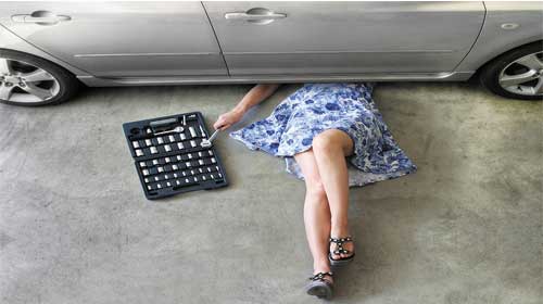 Chiếc xe hơi cán qua người một phụ nữ - Woman under a car
