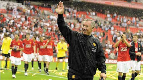 Fan hâm mộ đội tuyển Manchester gọi điển khấn đến 999 yêu cầu được nói chuyện với Sir Alex Ferguson - Manchester United fan calls 999 asking for Sir Alex Ferguson
