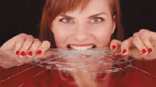 Khi con người ăn thủy tinh - When People Eat Glass
