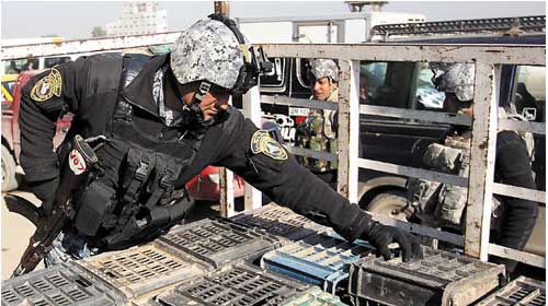Một cảnh sát Iraqi chết khi ôm bom cứu người trong một vụ đánh bom xảy ra ở khu vự Khales phía đông bắc Baghdad - Iraqi policeman dies embracing suicide bomber in Khales area northeast of Baghdad
